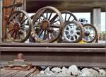 131 Jahre alt und kein bisschen müde. Schienen von 1884 im Depot Brugg. Dahinter 3 Achsen des dritten erhaltenen Habersacks 5811. Die Lok befindet sich in Aufarbeitung. Mai 2015.