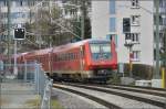 Für Fans der Signaltechnik eine interessante Konstellation. Auf dem Gegengleis und links das Schweizer Signal und rechts das KS-Signal der DB. Das blinkende Grün ist gleichzeitig Vorsignal für das Schweizer Einfahrsignal zum Bahnhof Schaffhausen. Neuhausen, Februar 2015.  