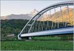 Fast 23 Meter über die Gleise wölben sich die beiden Bögen der SBB Brücke  Massongex , die zwischen Bex und St-Maurice über die Rhone führt.