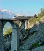 Die Bergflanke hinter meinem Rücken lässt am frühen April Morgen der Sonne erst einen kleinen Teil des Lugelkinn Viaduktes beleuchten als der CIS EC in Form eines ETR 470 von Bern nach Milano Richtung Süden fährt.
21. April 2007