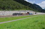 Samstag den 22.07.2023 um 16:36 Uhr am Gotthard-Basistunnel Nordportal. Die linke Röhre ist die Oströhre (in der Regel für den Nord-Südverkehr) während die rechte Röhre, die Weströhre (in der Regel für den Süd-Nordverkehr) benützt wird. Hinter der Oströhre an der Mauer entlang führt die alte Strecke von Altdorf über Erstfeld nach Göschenen. Während das Gleis vorne an der Weströhre die alte Strecke von Göschenen über Erstfeld nach Altdorf ist. Die Tunnellänge des GBT beträgt 57,1 km. Die Ansicht zum Portal ist in Nord- Südrichtung. Vom Süden her ausfahrender Güterzug aus der Weströhre. Bei dem Bild geht es ausnahmsweise nicht um die Züge sondern um die Vorstellungskraft was es bedeutet während bis zu 12 Minuten (bei Güterzügen noch länger) sich in einem Tunnel zu befinden. Ohne sich klar zu werden ob die Dunkelheit jemals endet. Da ich diesen Tunnel schon oft befahren habe, und dabei Ortsfremde Reisende (vor allem aus dem Ausland) immer wieder beobachten kann wie sie etwas Unruhig werden wen nach zirka 10 Minuten immer noch kein Tageslicht zu erblicken ist, dann ist es schon beeindruckend was da geschaffen wurde. Wer das Buch „Der Tunnel“ von Friedrich Dürrenmatt (1952) oder „Der Tunnel“ von Hans Leister welcher in seinem Buch den Gotthard-Basis-Tunnel meint und die Handlung darin sogar in diesem Tunnel stattfindet, der versteht vielleicht meinen  Grund für diese Aufnahme. Hans Leister verweist dabei sogar auf die Ausgabe von Dürrenmatt aus dem Jahre 1952. Der versteht vielleicht den Grund für das Bild. Aber eben, erst wen man mindestens eines der Bücher oder sogar beide gelesen hat. Leider sind die Portale nicht so schön wie die alten Portale. Es gibt auch einen technischen Grund dafür. Koordinaten GMS (Grad, Minuten, Sekunden): N 46° 50’ 11.9’’ O 8° 38’ 43.8’’