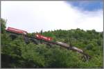 Auf der dritten Ebene der Biaschina Kehren auf der Gotthard-Sdrampe scheint dieser Zug in den Himmel zu fahren. (03.06.2010)