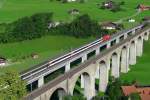 Zug in Richtung Brig auf dem neuen Kanderviadukt.