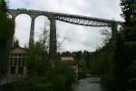 Ein Zug der SOB gezogen von einer Re 446 überquert das SOB Sitterviadukt in St.