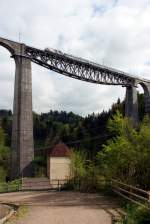 Ein Zug der SOB gezogen von einer Re 446 überquert das SOB Sitterviadukt in St. Gallen; 04.05.2014