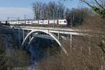 Die Glattbrcke zwischen Flawil und Gossau berfahrt am 28.01.2017 der „RHEINTAL-EXPRESS“ RE 4975, Wil - Chur.