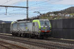 Siemens Vectron 475 405-7 durchfährt den Bahnhof Gelterkinden.