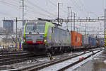 Siemens Vectron 475 406-5 der BLS durchfährt den Bahnhof Pratteln.