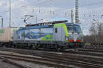 Siemens Vectron 475 424-8 der BLS durchfährt den badischen Bahnhof.