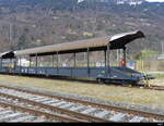 BLS - Autotransportwagen Sdt  50 85 98 03 121-1 abgestellt im Bahnhofsareal in Interlaken Ost am 09.03.2024 .. Standort des Fotografen Ausserhalb des Geleibereich