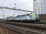 BLS - 475 402-4 zusammen mit 475 410-7 als Lokzug unterwegs in Prattelen am 20.11.2017