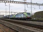BLS - 475 410-7 mit 475 402-4 vor Güterzug unterwegs in Prattelen am 20.11.2017