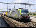 BLS - Lok 475 413-1 mit 475 407-3 vor Güterzug im Bahnhof von Prattelen am 04.08.2018