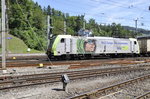 Br 185 der BLS Cargo zieht am 4.8.16 einen Güterzug durch den Bahnhof Arth-Goldau