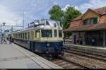 Aus Anlass der Taufe zweier MUTZ-Doppelstockzüge auf die Namen  Köniz  und  Schwarzenburg  wurden am 30. Mai 2015 auf der Strecke Bern-Schwarzenburg, welche als S6 in die S-Bahn Bern eingebunden ist, Fahrten mit dem historischen BCFe 4/6 736 angeboten. Hier bei einem Zwischenhalt in Köniz. Auch das Schalterpersonal der BLS sieht sich den Zug an.