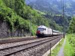 Berner Oberland 2007 - Nachschuss auf den IC 874 am 25.07.2007. er wird von Re 460 090-4  Goffersberg  geschoben. Die Lok wirbt fr den neuen Ltschberg-Basistunnel. Nahe Blausee-Mitholz