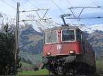 Re 10/10 Packet mit Gterzug zwischen Frutigen und Kandergrund am 1.04.2007.Leider kam das Original-Bild ziemlich schief und so musste ich beim bearbeiten den rechten Fahrleitungsmast  abschneiden ...