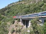 Den 103m langen Baltschieder-Viadukt auf der BLS-Sdrampe berquert am 15.07.2005 ein von einer Re 460 gezogener Cisalpino-Eurocity.