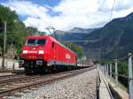 Br 185 226-8 und Br 185 227-6 (am Zugschluss) am 12.7.05 bei Testfahrten auf der BLS Sdrampe. Hier bei der Durchfahrt in Lalden