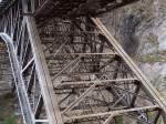 Bietschtal-Viadukt von unten, da kommt erst dieses gewaltige Bauwerk optisch richtig zur Geltung, bemerkenswert sind auch die vielen Treppen und Quergnge, wirklich ein beeindruckendes Bauwerk. aufgenommen am 13.11.2006.