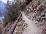 Am Bietschtal-Viadukt entfernt sich der Hhenweg von der Bahnlinie bis Ausserberg und fhrt entlang einer Wasserleitung zur Bewsserung dieses trockenen Sdhanges. An dieser Stelle ist offensichtlich der Hang abgerutscht, deswegen wurde ein Rohr eingesetzt, aufgenommen am 13.11.2006.