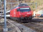 Re 460 080-5 hat gerade ihren IC am 11.11.2006 durch den Bahnhof Ausserberg geschoben und fhrt weiter Richtung Goppenstein.