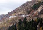 Von Ausserberg zum Baltschieder-Viadukt geht der Hhenweg oberhalb der Bahnlinie etwa 1/4 vom oberen Bildrand entlang, aufgenommen wurde das Foto am 09.11.2006 mit Tele zwischen Baltschieder-Viadukt und Eggerberg, mit einen IC von einer Re 460
SBB bergwerts Richtung Goppenstein geschoben.