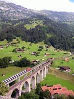 Berner Oberland 2007 - Von Re 460 102  Lgern  wird am 12.07.2007 der IC 820 Romanshorn - Brig  ber den Berg  gezogen.