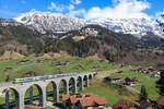 Der RBDe 565 734-1  Ins-Anet  fuhr am 10 April 2022 als RE von Brig nach Bern über den Kanderviadukt in Frutigen. 