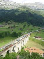 Zwei Re 4/4 der BLS am 11.6.05 auf dem Kanderviadukt in Frutigen  