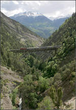 Blick durch das Bietschtal -

... zu den auf der anderen Seite des Rhonetalse liegenden Bergen. Ein Zug überquert bergan den Bietschtalviadukt. Südrampe Lötschberg-Bahn.

19.05.2008 (M)