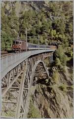 Eine BLS Re 4/4 ist mit dem EC  90 Vauban auf dem Bietschtalviadukt Richtung Norden unterwegs.
Gescantes Negativ)
18. Okt. 1994