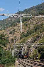 100 Jahre BLS: Ueberraschend aufgetauchter Jubilumszuges mit der Ae 6/8 205 vor Lalden am 7.9.2013 in ALLERLETZTER SEKUNDE im Bilde festgehalten !! Das Signal des Gegenzuges in Richtung Goppenstein