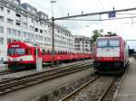 bls + Crossrail - Abgestellter Pendelzug der BLS neben deer Crossrail Lok 185 595-6 im Bahnhof Thun am 20.06.2009