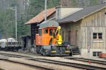 Am 09.04.10 steht der Tm 236 382-8 der BLS in Ramsei vor einigen mit Kies beladenen Gterwagen.