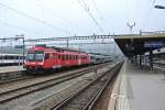 Der letzte rote RBDe 566 II ex. RM. RBDe 566 239-0 mit Jumbo Zwischenwagen, B Lego ex. RM und ABt 979 als S 3 in Biel/Bienne, 13.01.2014.