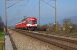 RBDe 566 226-7. Was kommt denn da fr ein roter Zug auf der Strecke zwischen Eiken und Frick im Kanton Aargau ? Vorher dort noch nie gesehen. Nun, es ist ein Extrazug des Regionalverkehrs Mittelland auf einer Adventsfahrt am Sonntag dem 1. Advent. 3.12.2006