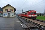 RBDe 566 221-8, B 50 38 29-34 555-5 und ABt 50 38 38-33 921-9 als Regio 6028 in Schafhausen i. E., 09.12.2014.

