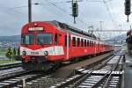 RBDe 566 221-8, B 50 38 29-34 555-5 und ABt 50 38 38-33 921-9 als Regio 6028 in Brenzikofen, 09.12.2014.

