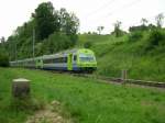 Dem vom Steuerwagen 992 gefhrten RE 3324 Luzern - Bern begegnen wir am 26.05.07 in der Nhe von Entlebuch beim Streckenkilometer 69,1. Der Emmenuferweg fhrt hier wieder direkt an der Bahnlinie entlang.