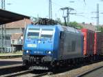 185 527-9 der BLS Cargo durchfhrt am 16. Juni den Bahnhof von Rastatt.