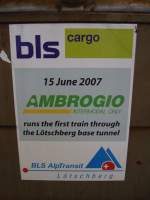 Auf den AMBROGIO-Containern sind seit kurzem diese Aufkleber zu sehen: Ein Ambrogio-Zug mit der Re 465 001 war am 15.6.2007 der erste Offizielle Gterzug, der den Ltschberg-Basistunnel passierte.
