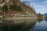 In meinen Augen der schnste Zug, der momentan auf dem BLS-Netz fhrt, ist ein rein blau-beiger Pendel mit Re 4/4 193, A, AB, 3B und Bt. Er bedient vorwiegend RE Interlaken - Zweisimmen wie am 15.1.11 den 3127, soeben ausgefahren aus Interlaken Ost. 