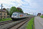 Am 14.05.2016 verkehrte der Kambly Pendel ausnahmsweise auf der RE Linie Bern-La Chaux-de-Fonds statt auf seiner Stammstrecke Bern-Luzern. Im Bilder verlsst der RE 3916 mit der fhrenden Re 465 004-0 den Bahnhof Les Geneveys-sur-Coffrane.