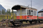 Güterzugbegleitwagen der BLS Db 60 85 99 04 000-3, steht mit neuen Bandagen auf einem Abstellgleis beim Bahnhof Interlaken Ost. Die Aufnahme stammt vom 14.10.2016.