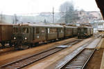 BAHNHOF SUMISWALD-GRÜNEN EINST UND JETZT.
Bern-Lötschberg-Simplon-Bahn/BLS/RM/VHB.
Die beiden typischen grünen VHB-Züge bestehend aus Bt 342 + BDe 4/4 I 241 sowie BDe 4/4 I 243 in Sumiswald-Grünen auf die Abfahrten nach Ramsei und Wasen i.E. wartend im Januar 1985.
Auf der Strecke Sumiswald-Wasen wurde der Personenverkehr am 29. Mai 1994 eingestellt.
Foto: Walter Ruetsch 