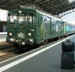 Fotografische Knacknuss: der dunkelgrne De 4/4 N 259 der VHB in der schattigen Halle von Lausanne am 5. September 2009