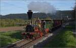 Zum 175-Jährigen hat die SBB Historic die Spanisch Brötli-Bahn ausgepackt. 

Auf der letzten Fahrt ist das Einfahrtsignal nach Laufenburg bereits auf Fahrt, die Sonne reicht gerade um die Limmat zu beleuchten. Im Hintergrund die bekannte Grenzbrücke von Laufenburg, bei der die Ingenieure den Unterschied vom Wasserstand von Nordsee und Mittelmeer falsch rum berücksichtigten und man sich  in der Mitte verfehlte , das ging fast 60 cm daneben, aber man konnte auf deutscher Seite dann die Straße entsprechend tieferlegen. Oktober 2022 