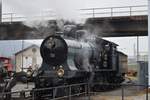 Auf dem Nachhauseweg heute am 19.03.2018 erspähte ich die aus dem Jahr 1904 stammende und 1'360PS starke A 3/5 von SBB Historic in Brugg unter Dampf kurz vor der Drehscheibe.