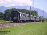 Vorne die historische A 3/5 705 und dahinter 3 historische Schnellzug-Wagen aus den 1930er Jahren.